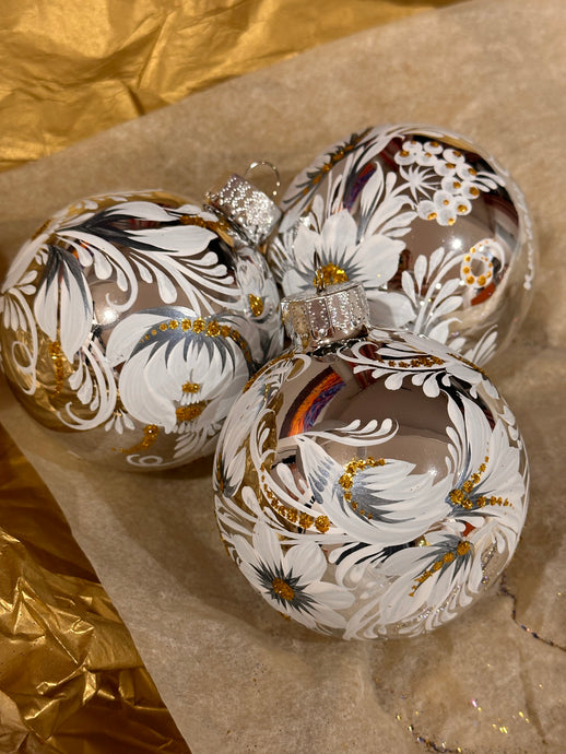 A SET OF CHRISTMAS ORNAMENTS - 105