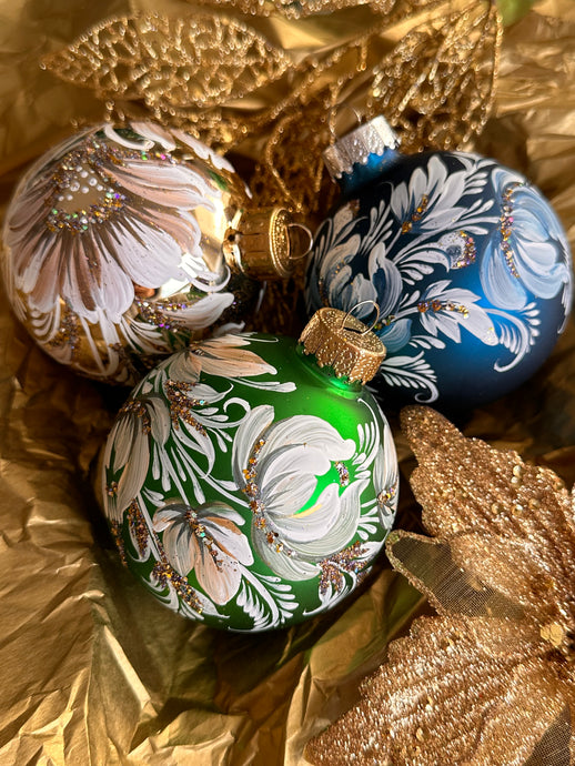 A SET OF CHRISTMAS ORNAMENTS - 110