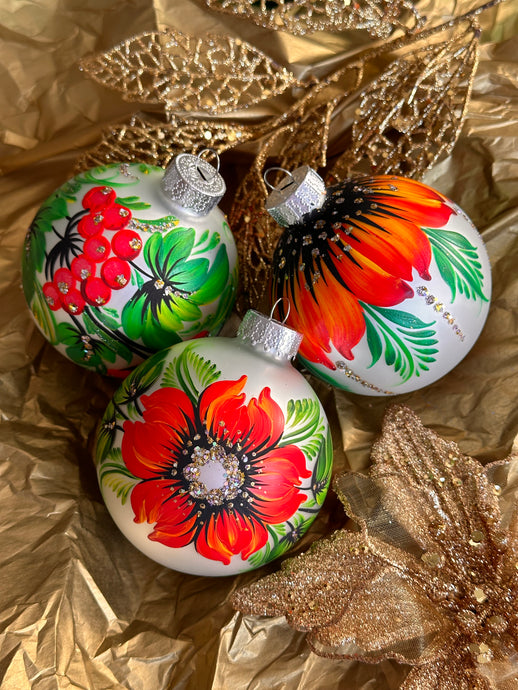 A SET OF CHRISTMAS ORNAMENTS - 111