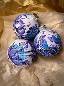 A SET OF CHRISTMAS ORNAMENTS - 107