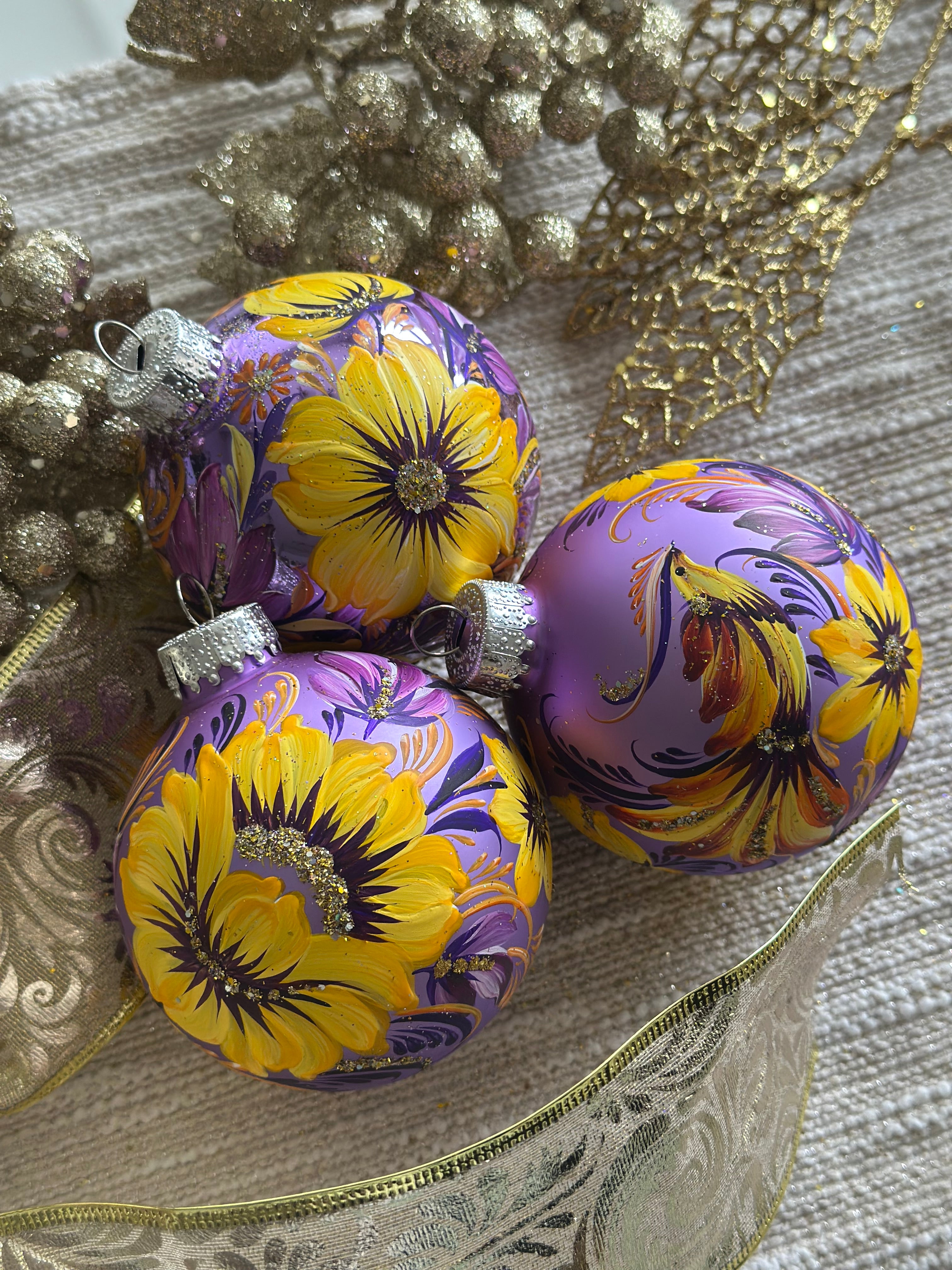 A SET OF CHRISTMAS ORNAMENTS - 119