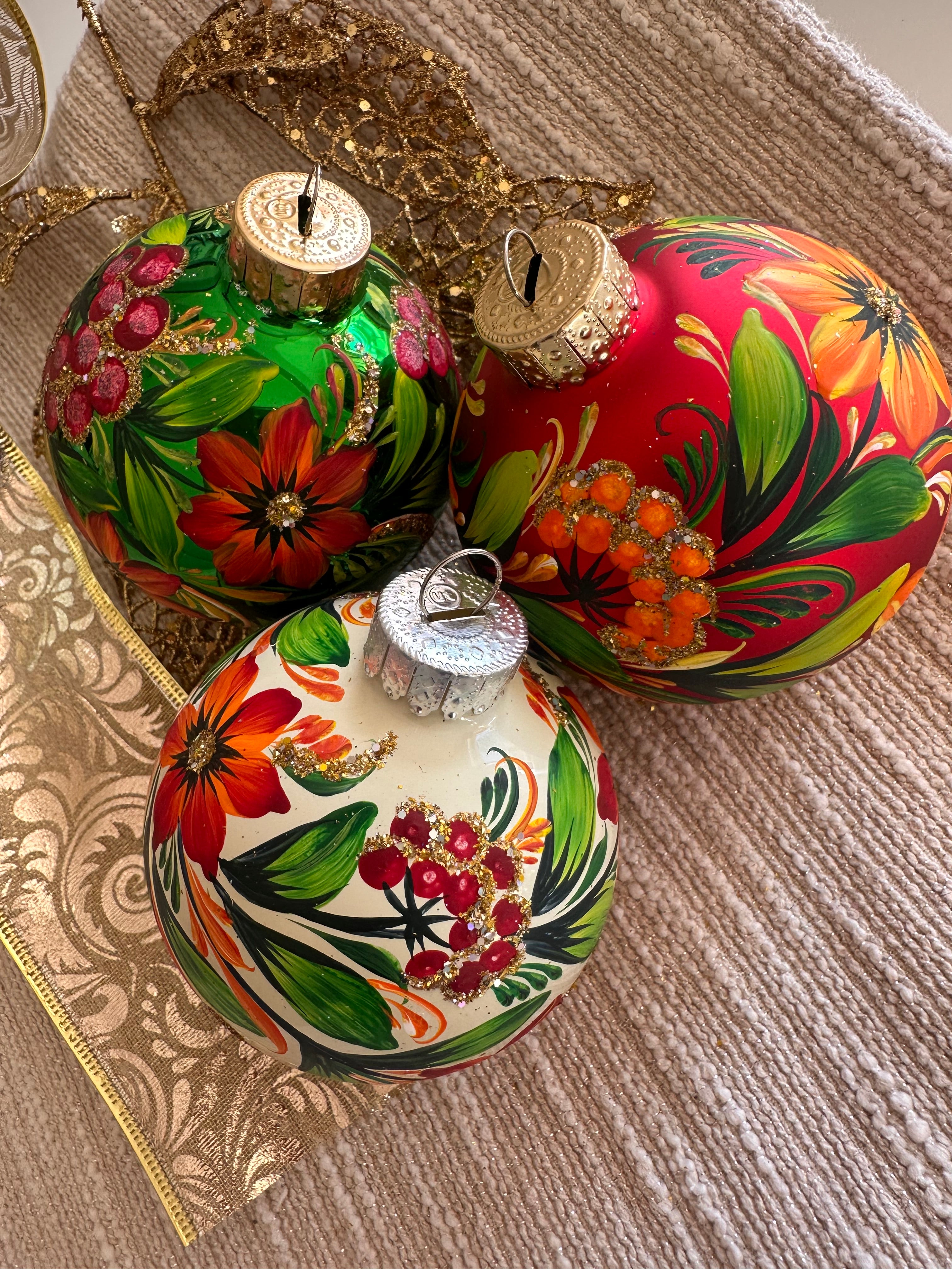 A SET OF CHRISTMAS ORNAMENTS - 121