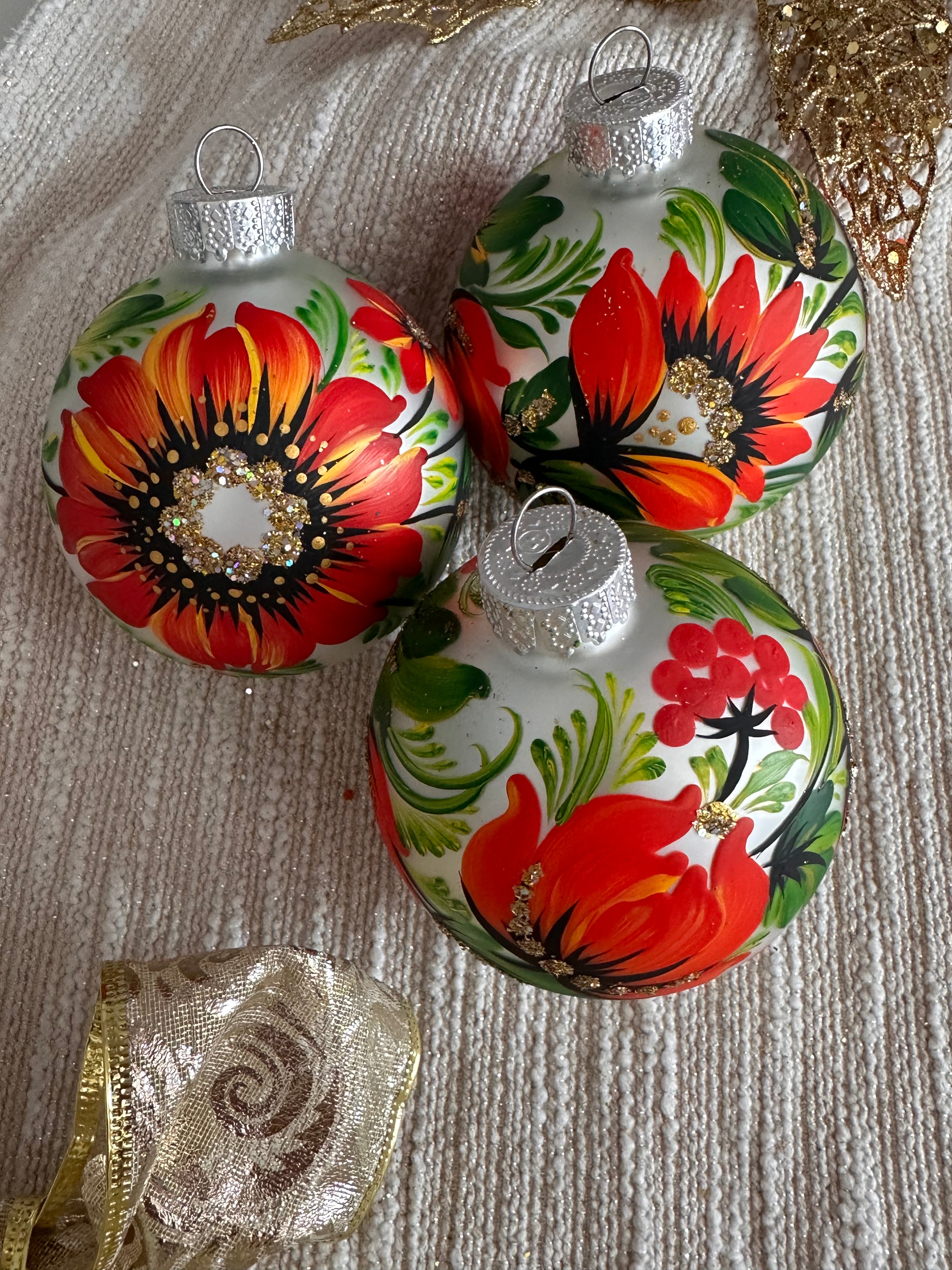 A SET OF CHRISTMAS ORNAMENTS - 126