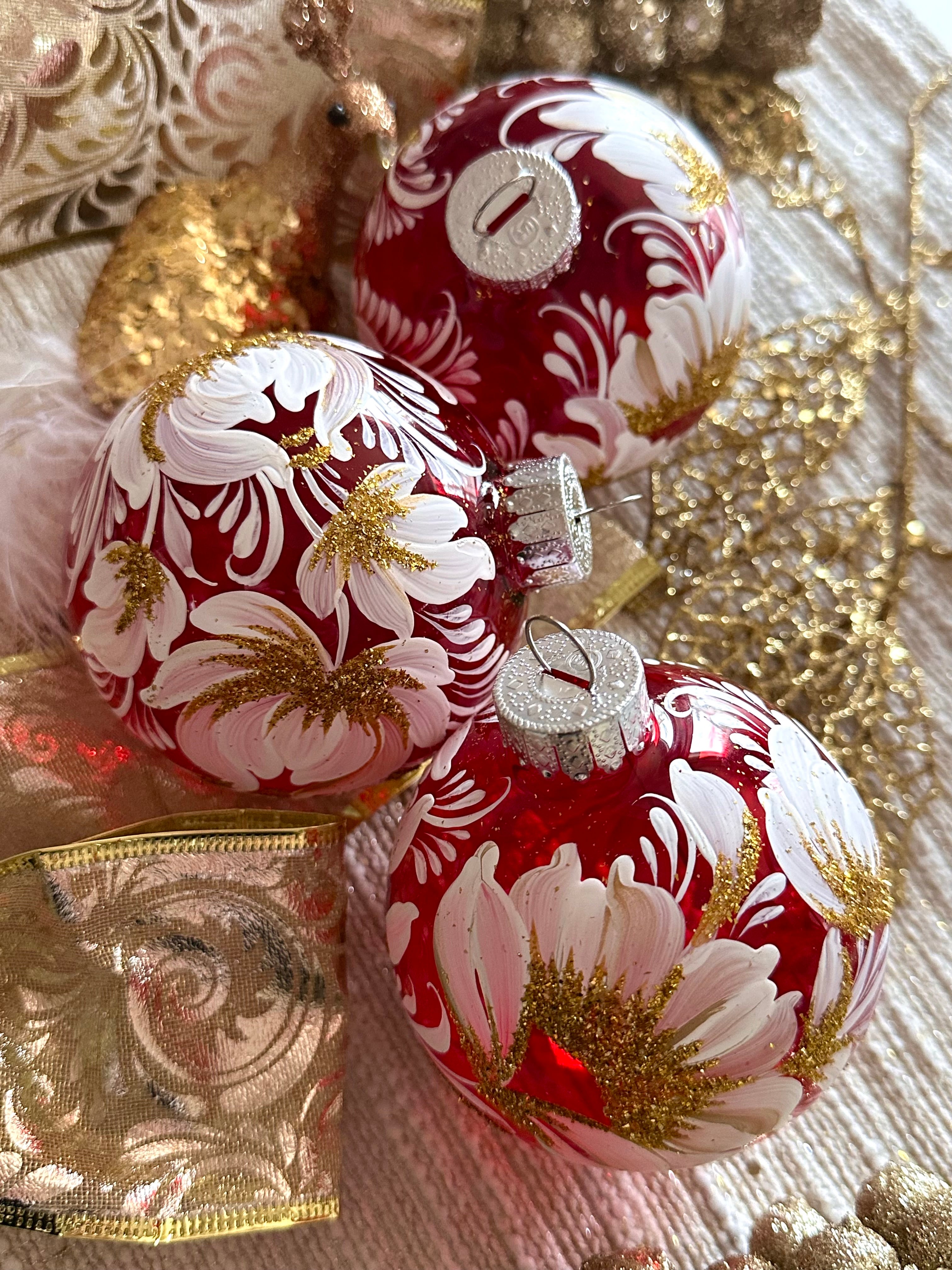 A SET OF CHRISTMAS ORNAMENTS - 119
