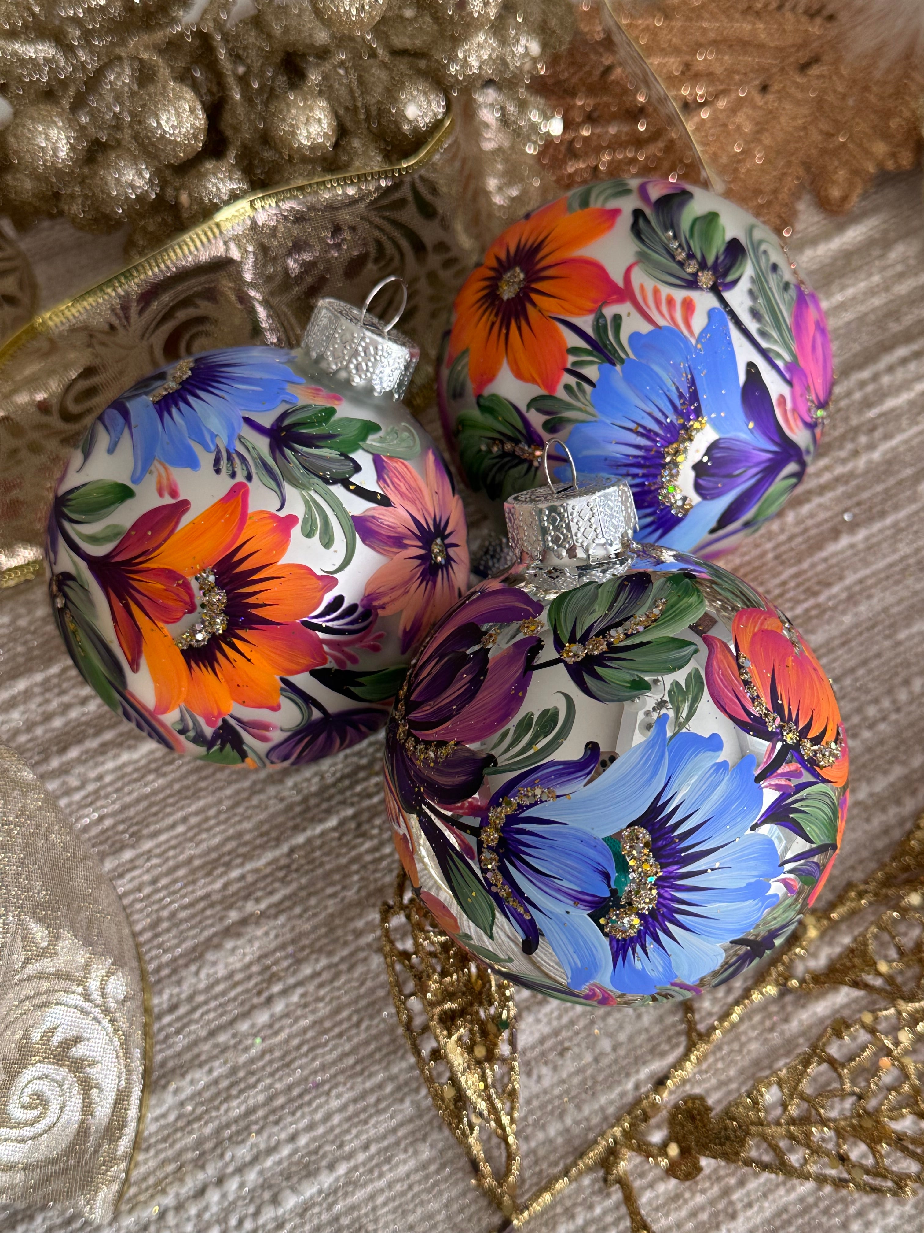 A SET OF CHRISTMAS ORNAMENTS - 107