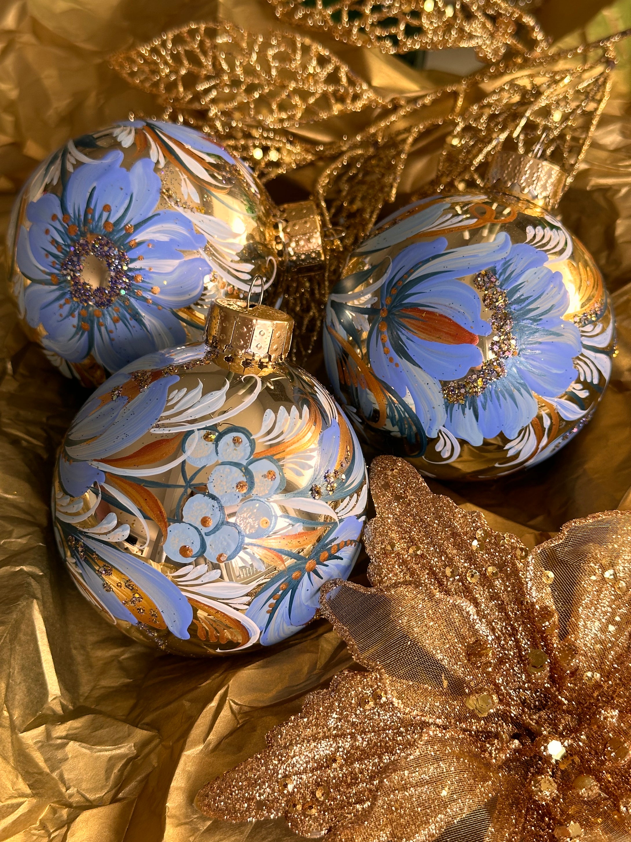 A SET OF CHRISTMAS ORNAMENTS - 115