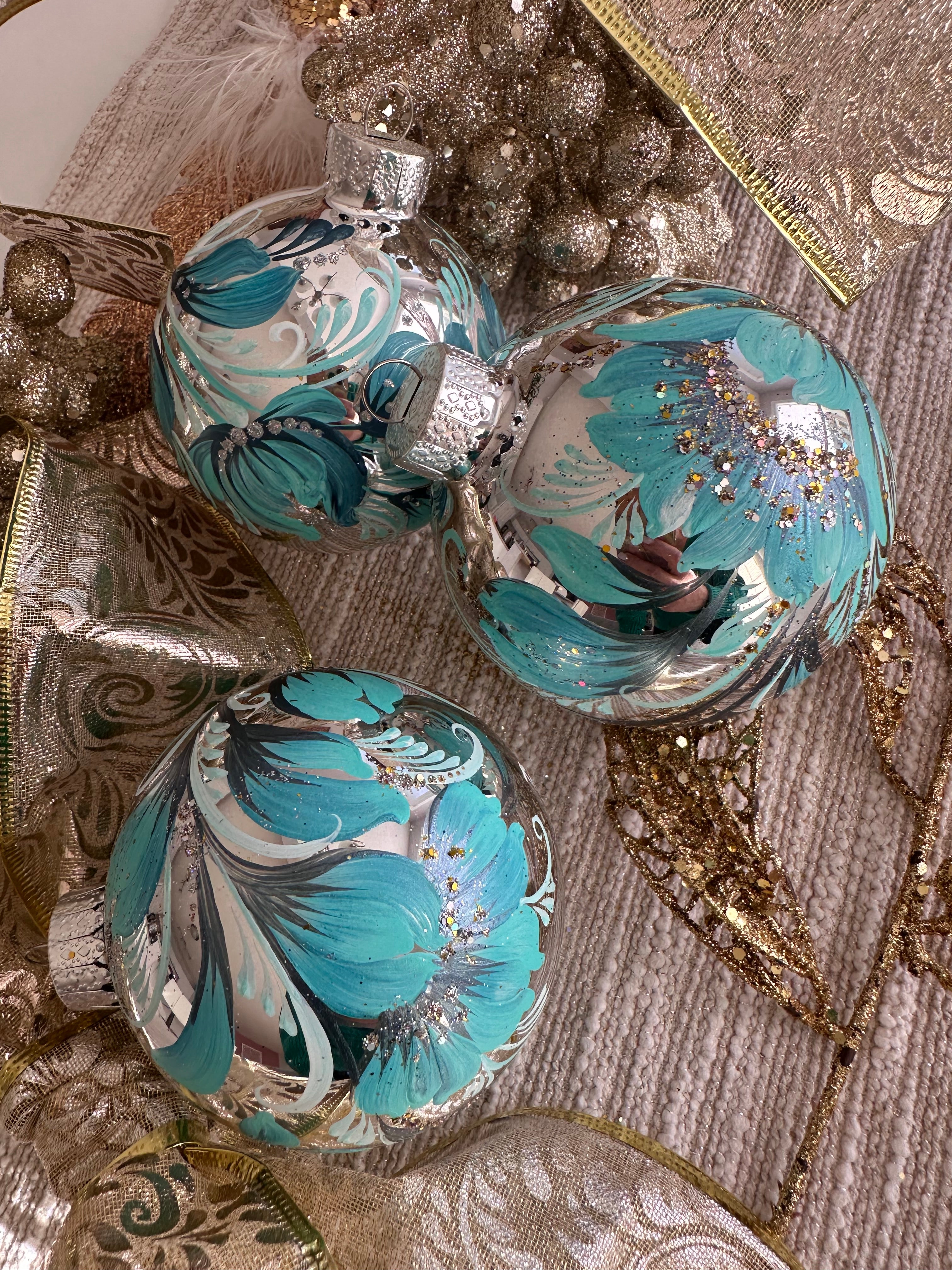 A SET OF CHRISTMAS ORNAMENTS - 112
