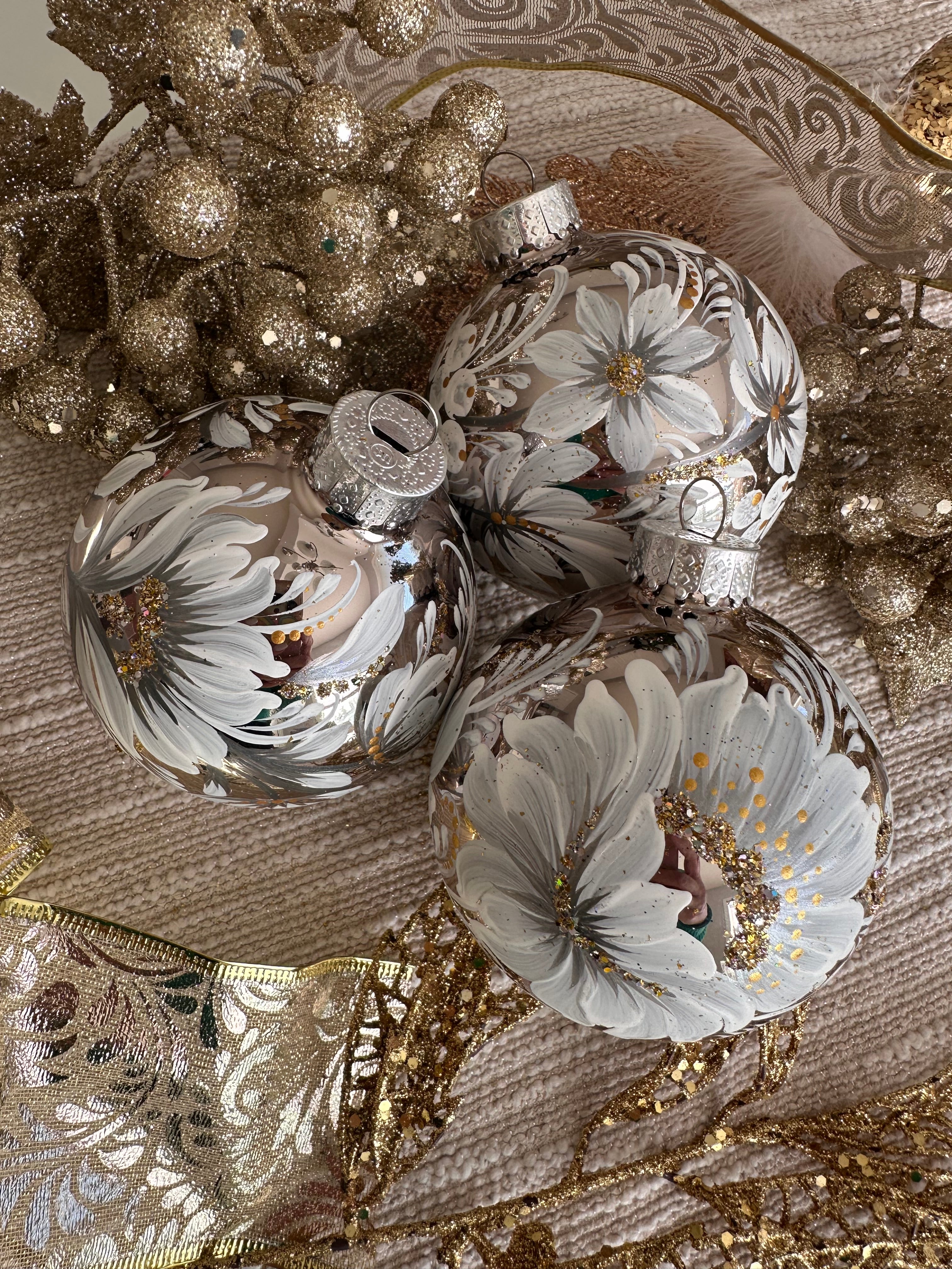 A SET OF CHRISTMAS ORNAMENTS - 114