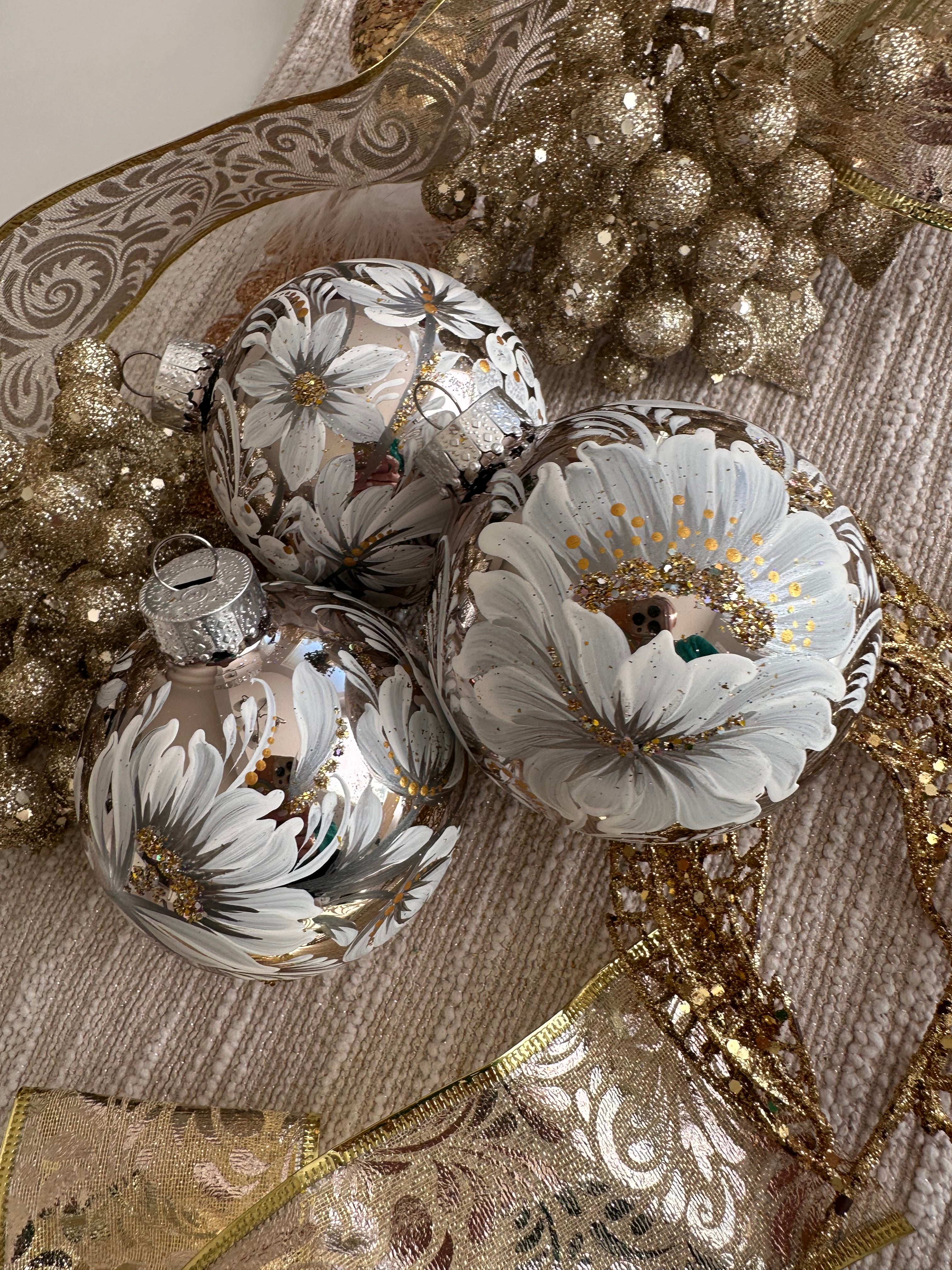 A SET OF CHRISTMAS ORNAMENTS - 114