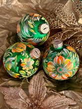 A SET OF CHRISTMAS ORNAMENTS - 101