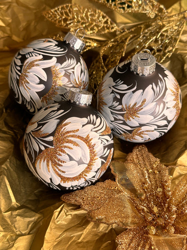 A SET OF CHRISTMAS ORNAMENTS - 122