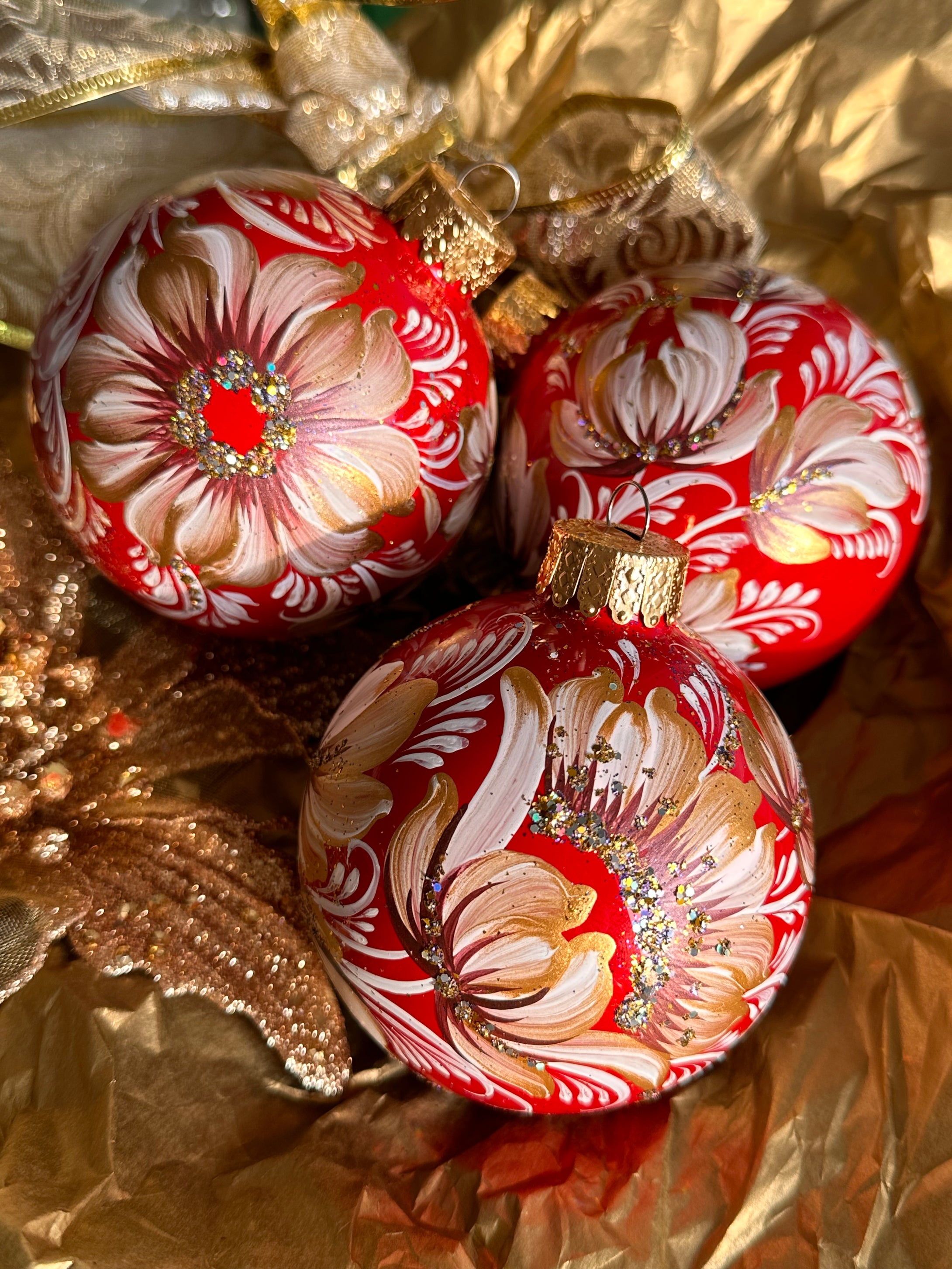 A SET OF CHRISTMAS ORNAMENTS - 123